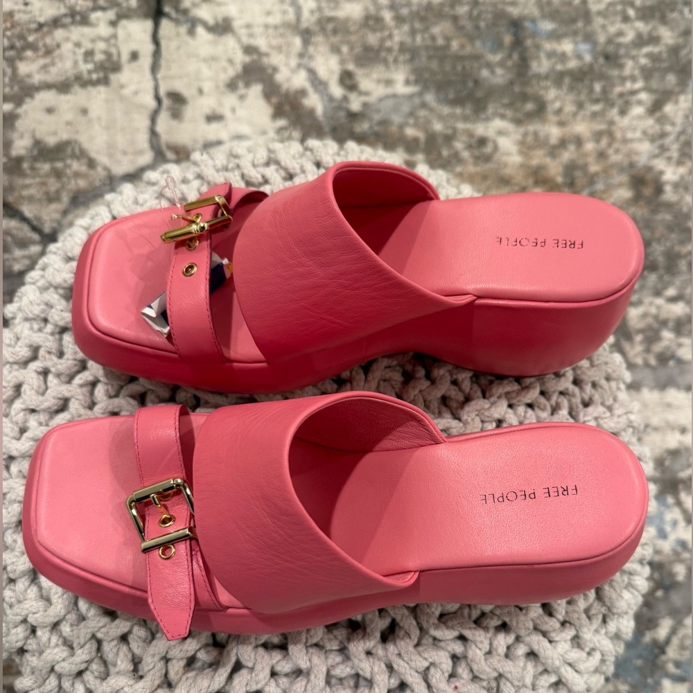 🎀🛼Free People Bubblegum Pink Mules with Gold BuckleNWOT🛼🎀 - Picture 2 of 5